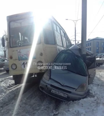 Фото: В Кузбассе иномарка «сложилась» пополам после ДТП с трамваем 1