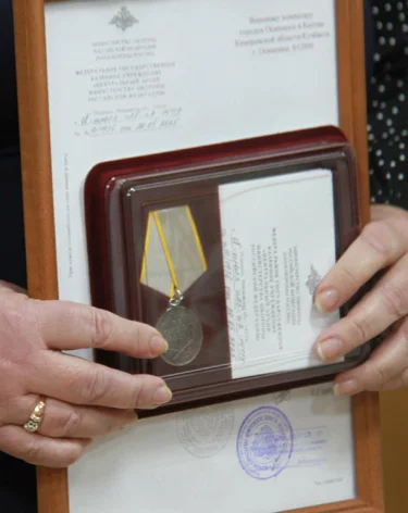 Кузбасский росгвардеец передал школьному музею медаль времён ВОВ