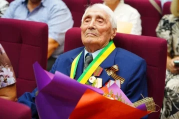 Фото: Губернатор Илья Середюк встретился с Почётными гражданами Новокузнецка 1