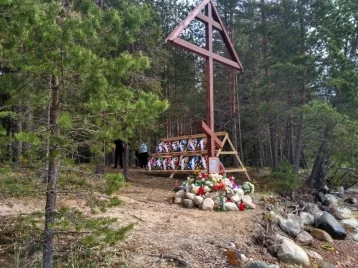 Фото: В Карелии на месте массовой гибели детей на Сямозере установили Памятный крест 1