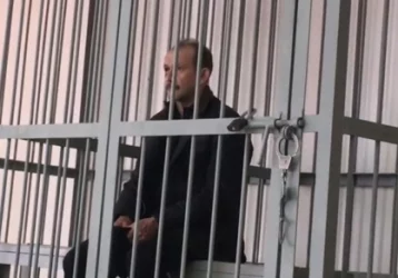Фото: Подозреваемый во взяточничестве иркутский чиновник съел вещдок во время задержания — видео  1