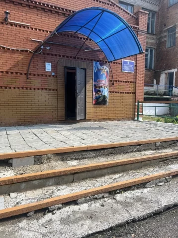 Фото: В Кузбассе у школы отремонтировали разбитое крыльцо после проверки прокуратуры 1
