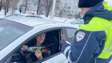 Фото: «Цветы для автоледи»: в Кемерове инспекторы ГИБДД поздравляли девушек за рулём с 8 Марта 2