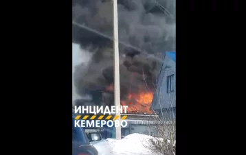 Фото: В Кемерове загорелись жилой дом и баня 1