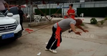 Фото: В Китае мастеру кунг-фу удалось сдвинуть две машины одним ухом 1