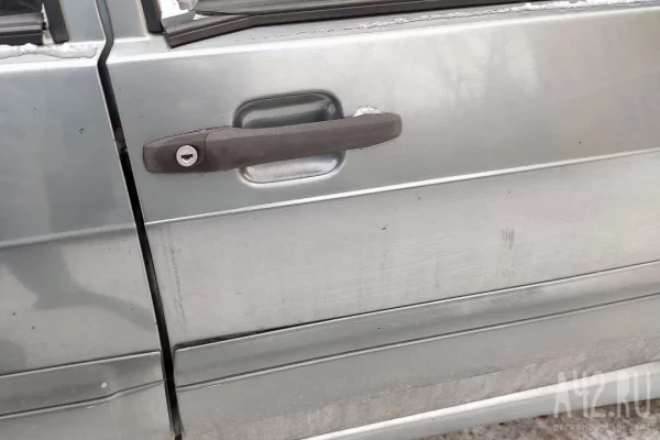 Житель Новокузнецка разбил окна двух машин, чтобы погреться