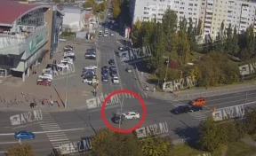 В Кемерове автомобиль такси попал в жёсткое ДТП у «Гринвича»