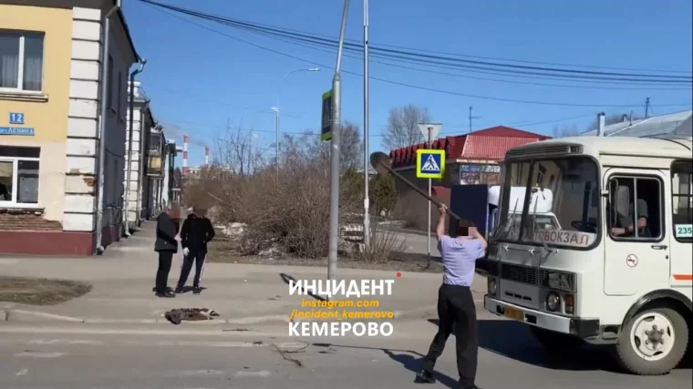 Фото: Мужчина набросился с лопатой на машины на центральной улице Кемерова 2
