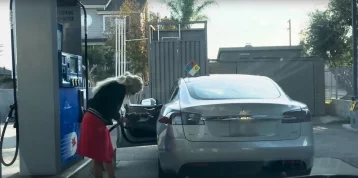 Фото: Блондинка, Tesla, заправка: Сеть взорвало видео с пытавшейся заправить электрокар девушкой 1