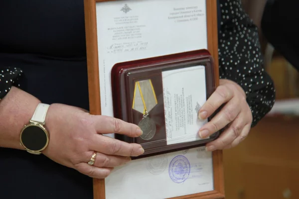 Кузбасский росгвардеец передал школьному музею медаль времён ВОВ