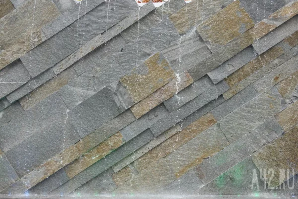 «Выглядит как кладбище»: кемеровчанина возмутил залитый бетоном парк