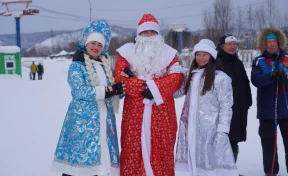 Деды Морозы в компании Снегурочек устроили спуск с Югуса в Междуреченске