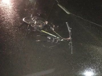 Фото: В Кузбассе велосипедист попал в больницу после наезда автомобиля 1