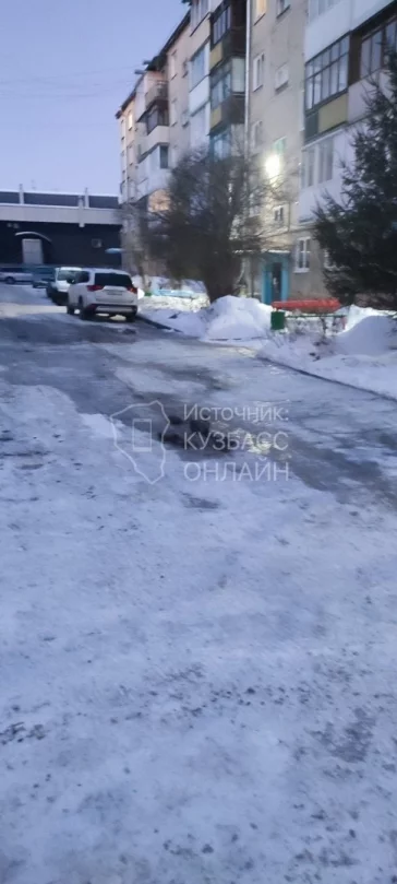Фото: «Целое озеро»: жильцы кемеровского дома пожаловались на порыв из колодца 2