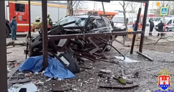 Фото: В Калининграде автомобиль врезался в автобусную остановку с людьми, погиб ребёнок 1