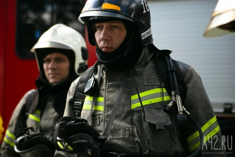 Фото: Пожар в офисе и поиск людей на высоте: соревнования спасателей в Кемерове 24