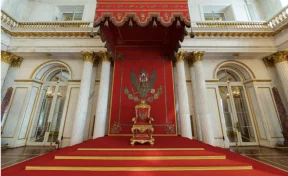 «Акт вандализма»: директор Эрмитажа оценил поступок севшего на трон посетителя