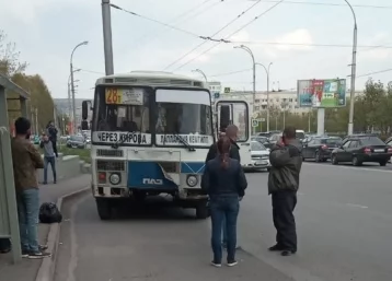 Фото: «Водитель маршрутки творил беспредел»: появилось видео, на котором маршрутное такси в Кемерове сносит столб 1