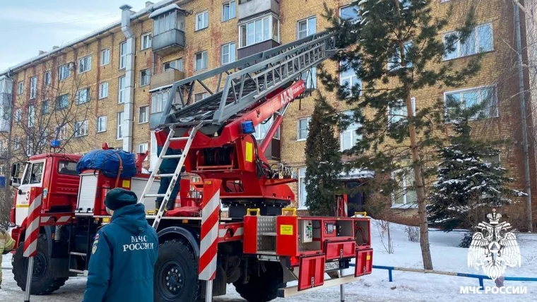 Фото: В Новокузнецке 3 ребёнка и 6 взрослых оказались в ловушке при пожаре в доме 1