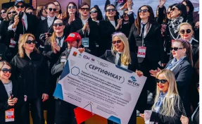 Женщины-предприниматели установили всероссийский рекорд: спуск на лыжах и сноубордах в деловых костюмах в Шерегеше