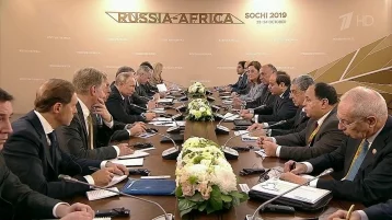 Фото: Песков: списав многомиллиардные долги Африке, Россия открыла путь к работе на континенте 1