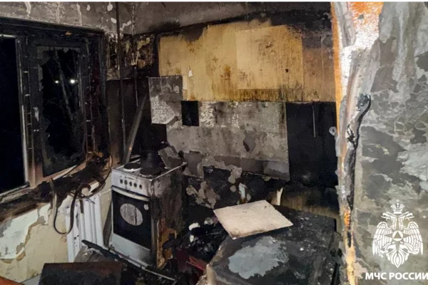 В Юрге 10 человек эвакуировались из горящей пятиэтажки, ещё троих спасли пожарные