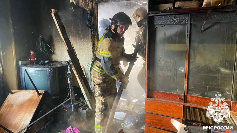 Фото: В Новокузнецке 3 ребёнка и 6 взрослых оказались в ловушке при пожаре в доме 2