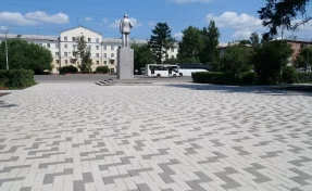 В Кемерове в сквере у ДК Кировского района уложили тротуарную плитку