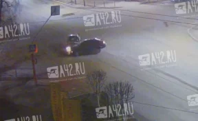 Автомобиль задымился после ДТП в кузбасском городе: инцидент попал на видео