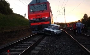 В Кузбассе поезд сбил ВАЗ, которым управляла пьяная девушка