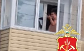 Кузбассовцы засняли стреляющего из винтовки с балкона мужчину: комментарий МВД