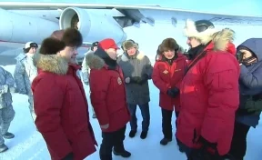 Путин вооружился ледорубом и высек осколки из ледника