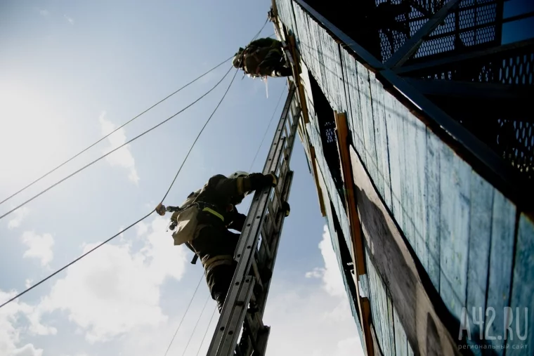 Фото: Пожар в офисе и поиск людей на высоте: соревнования спасателей в Кемерове 25