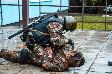 Фото: В Кемерове бойцы Росгвардии освободили школьников, «взятых» в заложники 1