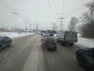 Фото: Фура перекрыла дорогу в Кемерове: образовалась пробка 3