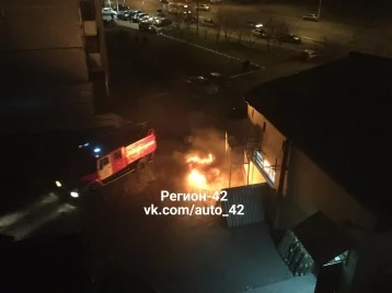 Фото: В Кемерове из-за поджога едва не сгорели несколько автомобилей 1