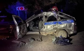 На кузбасской трассе автобус смял автомобиль ГИБДД — пострадал полицейский