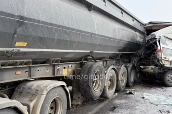 Один человек погиб в ДТП с двумя грузовиками на трассе Кемерово — Новокузнецк