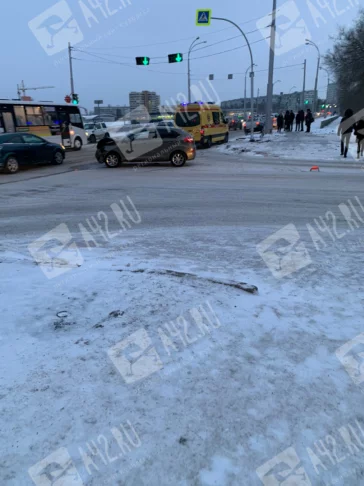 Фото: В центре Кемерова автомобиль снёс дорожный знак и перевернулся 3