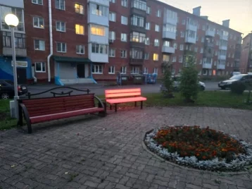 Фото: Кемеровчане раскритиковали светящиеся скамейки на проспекте Шахтёров 1