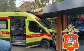 Реанимобиль протаранил стену магазина в Королёве