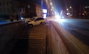 В Сибири такси въехало в подземный пешеходный переход, есть пострадавшие