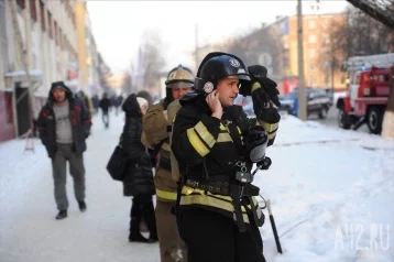 Фото: Кузбасские пожарные вынесли из огня двоих детей 1