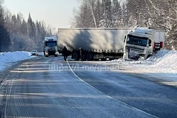 Фото: В Кузбассе ввели ограничение на трассе «Сибирь» из-за ДТП 1