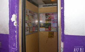 Во Владивостоке девушка и ребёнок застряли в лифте во время пожара