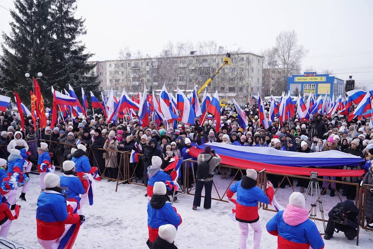 Митинг-концерт по случаю присвоения почётного звания кузбасскому городу посетили более 5 тысяч человек