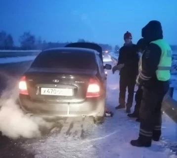 Фото: На кузбасской трассе семья чуть не замёрзла в машине из-за лопнувшего на ходу колеса 1