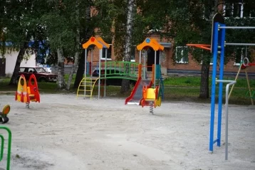 Фото: Возмутившую губернатора Кузбасса детскую площадку отремонтировали в Юрге 1