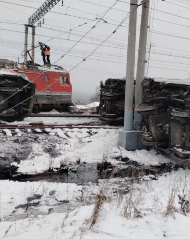 Два локомотива и 23 цистерны с мазутом сошли с рельсов в Пензенской области