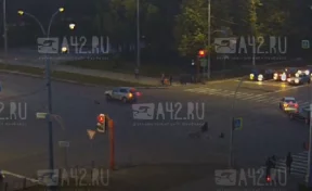 В Кемерове автомобиль сбил велосипедиста на перекрёстке проспекта Химиков и бульвара Строителей: ДТП попало на видео
